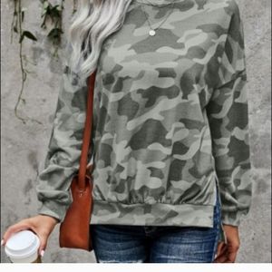 CAMO PRINT PULLOVER SWEATSHIRT